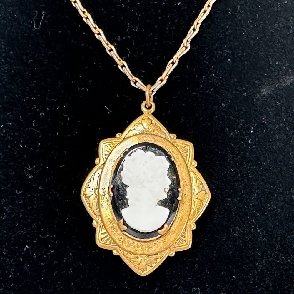 Vintage Edwardian Etched Black White Cameo Locket Necklace Glass Brass Chain 33”